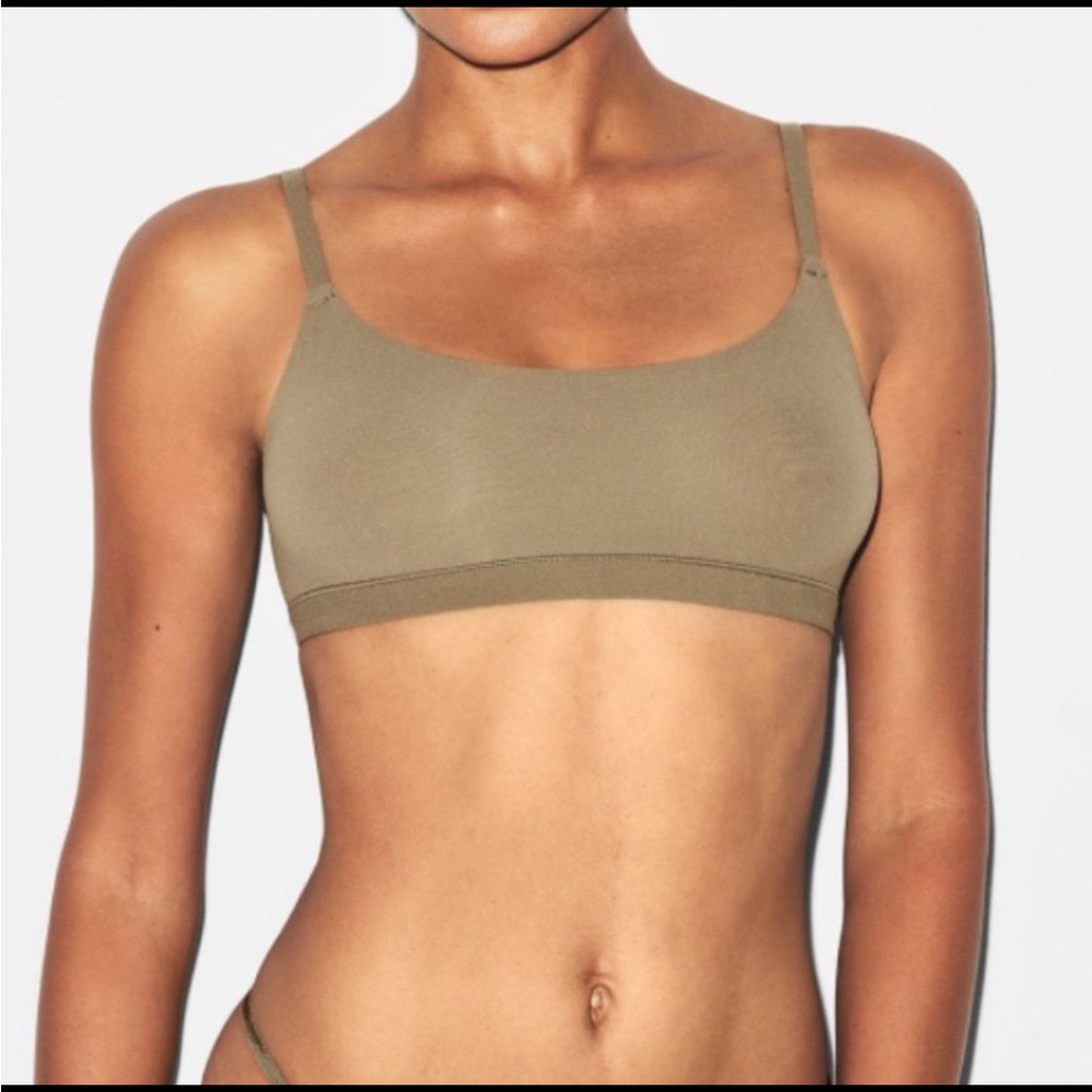 SKIMS FITS EVERYBODY
SCOOP BRALETTE *NWT